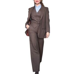 Impeccable & Timeless 100% Wool Tailored Suit Set  3 pieces – Small